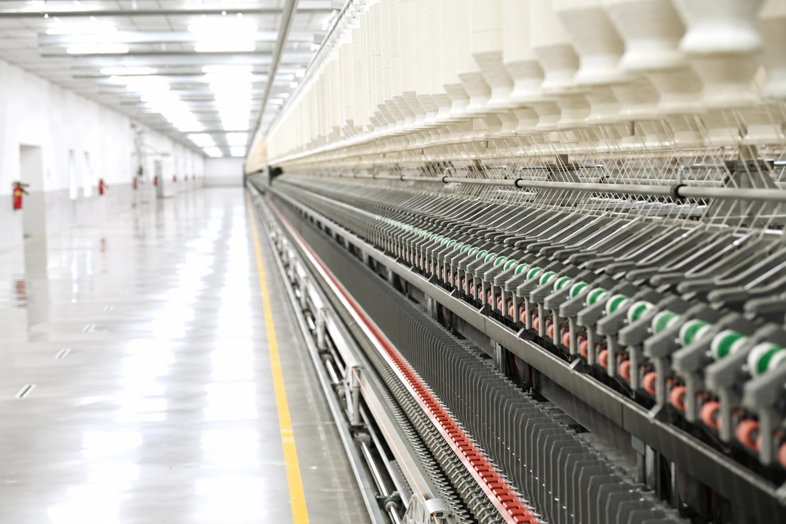 Perspective along the spindles of a ring-spinning frame
